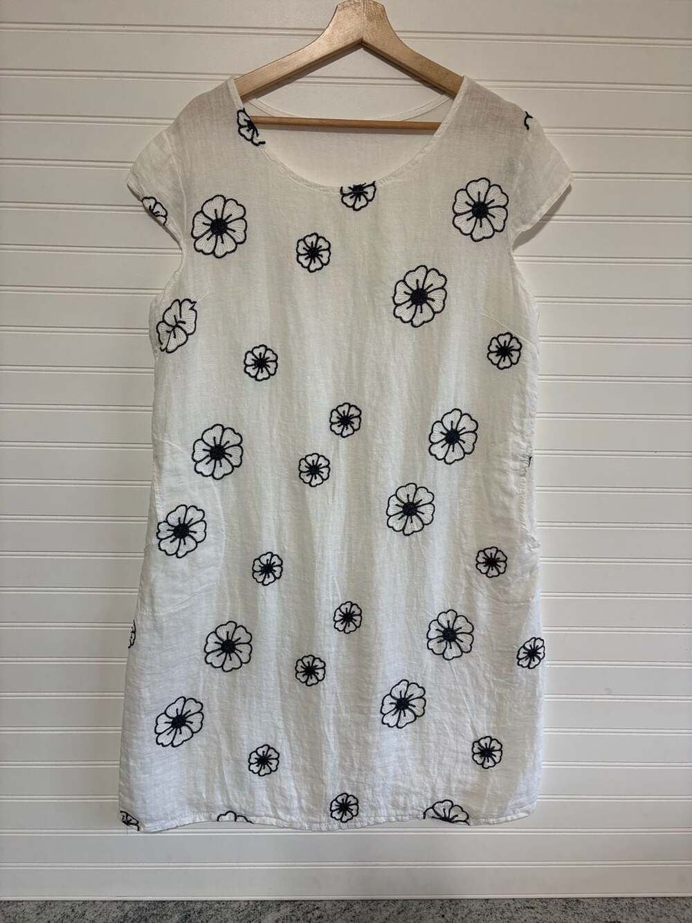 Made in Italy White 100% Linen with embroidered flowers Size M - Picture 1 of 8